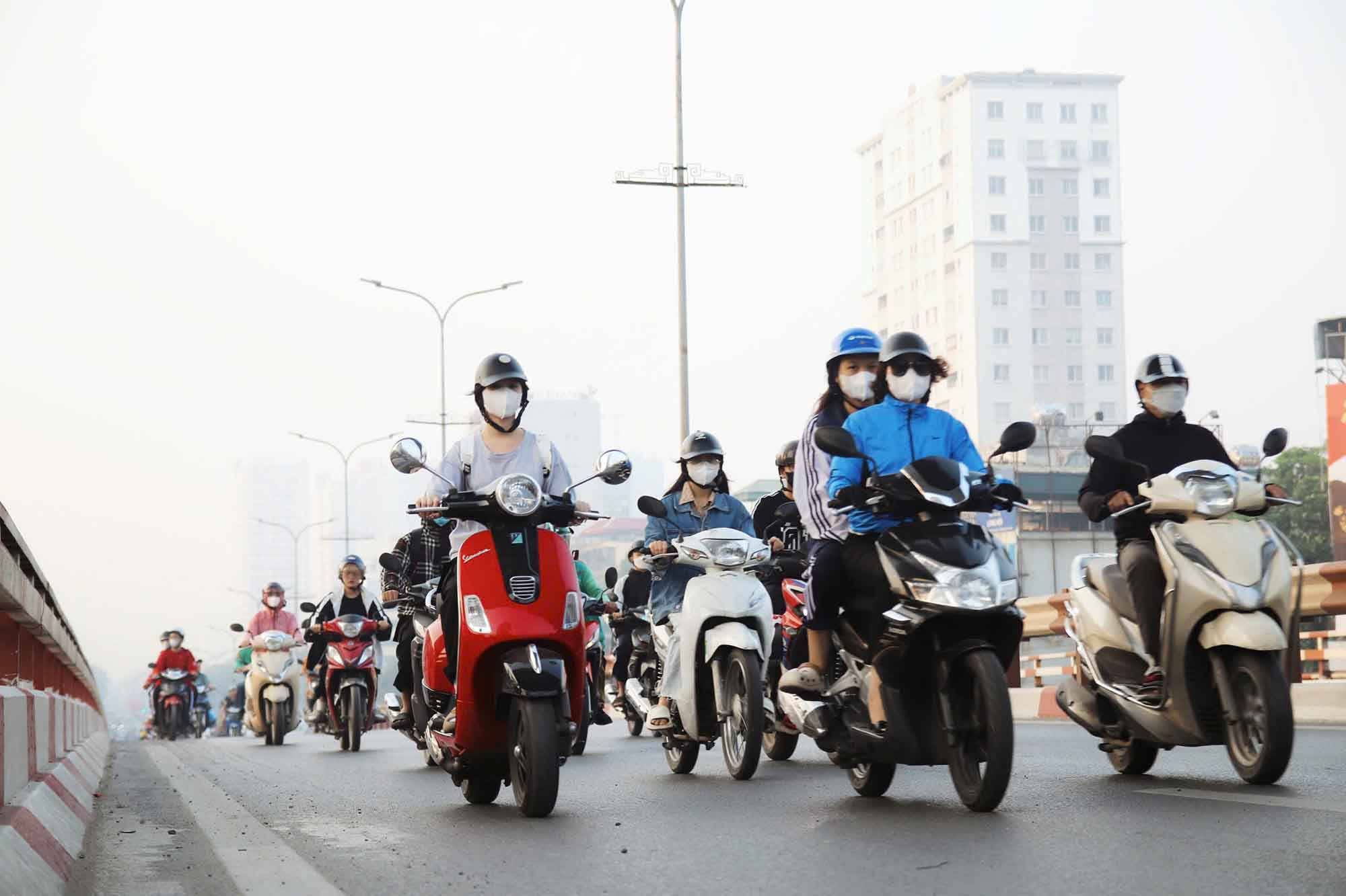 Khong khi dac quanh, troi mu mit nen nhieu nguoi dan phai deo khau trang khi ra duong.