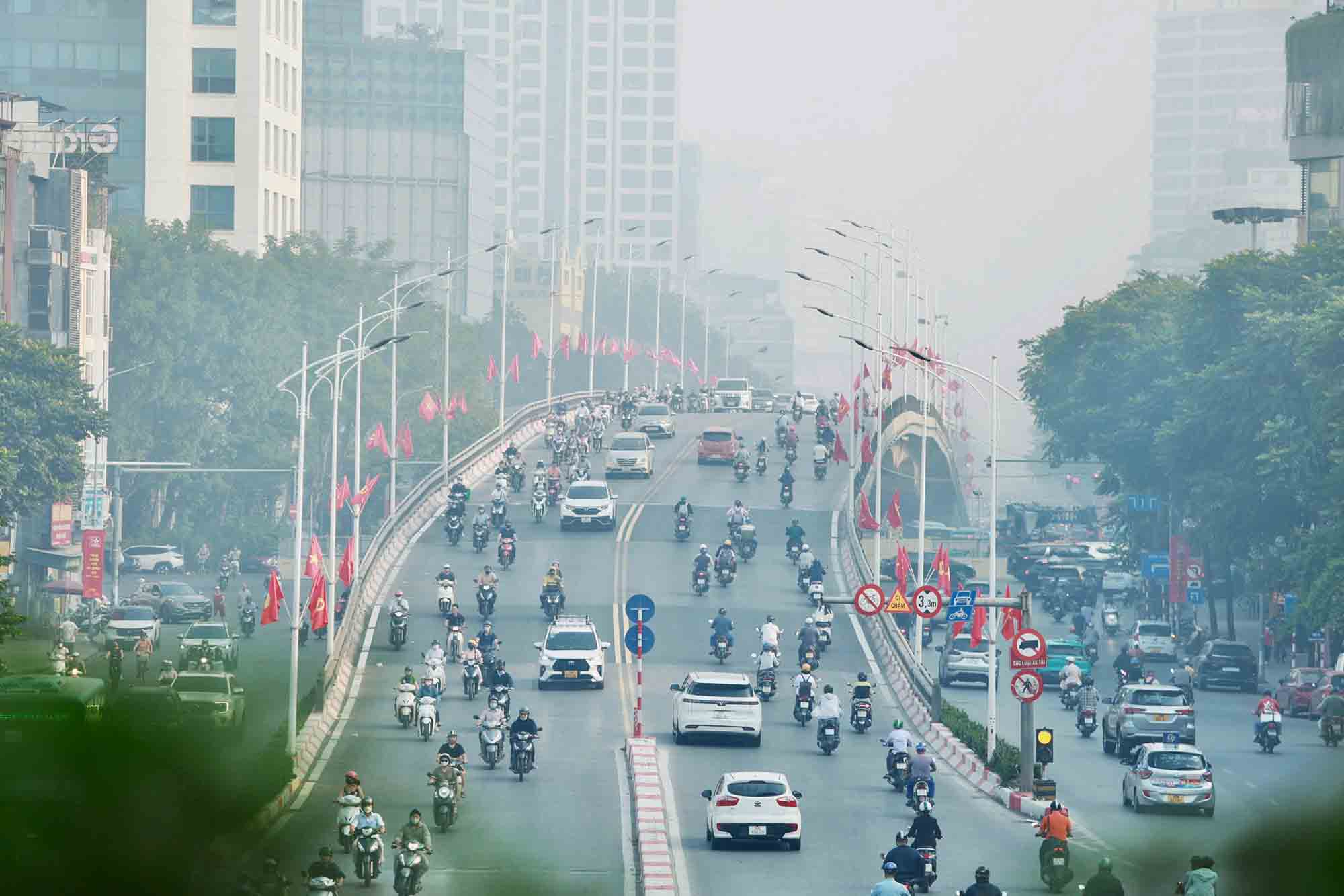 Tinh den 9 gio sang nay, Ha Noi dung top dau the gioi ve chi so o nhiem khong khi.