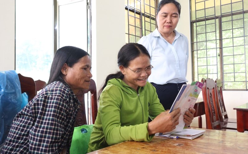 After completing the literacy course, students in Tra Bong district, Quang Ngai province can read and write. Photo: Vien Nguyen