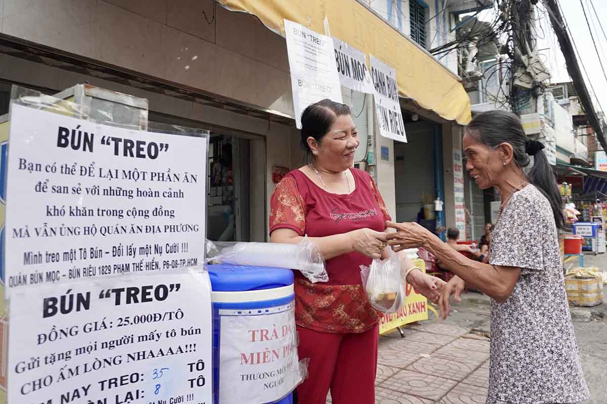 Strange noodle shop in HCMC, customers pay for a smile. Photo: Nhu Quynh