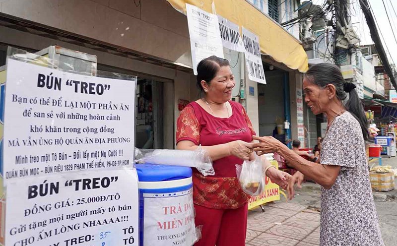 Strange noodle shop in HCMC, customers pay for a smile. Photo: Nhu Quynh