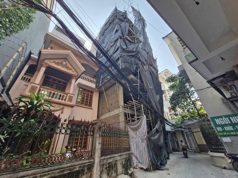 Một công trình xây dựng nhà trong ngõ nhỏ tại quận Nam Từ Liêm, Hà Nội. Ảnh: Thu Giang