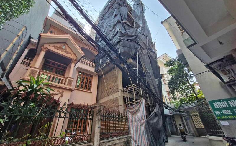 Một công trình xây dựng nhà trong ngõ nhỏ tại quận Nam Từ Liêm, Hà Nội. Ảnh: Thu Giang