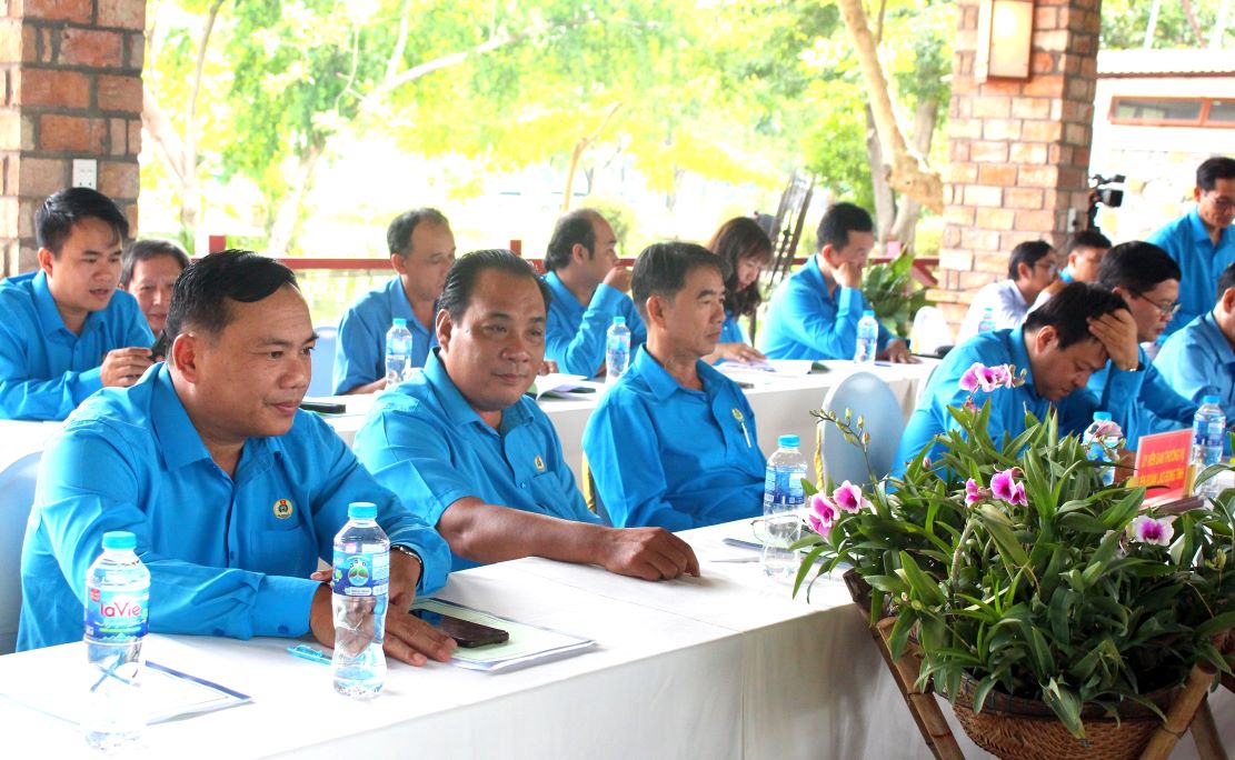 Can bo Cong doan tai buoi toa dam. Anh: Lam Dien