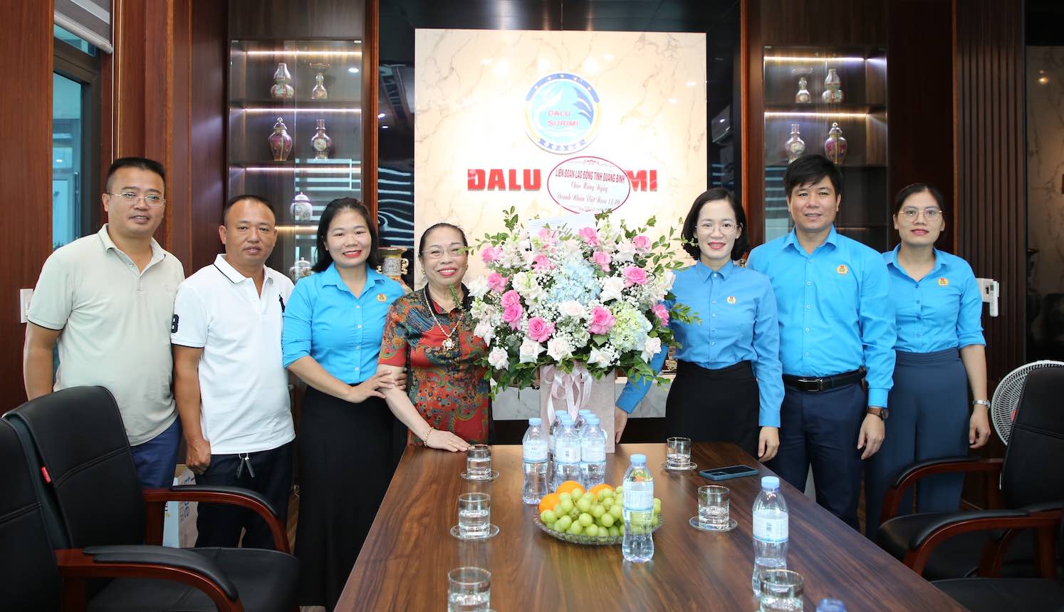 Quang Binh Provincial Labor Federation presents flowers and gifts to Song Giang Seafood Joint Stock Company on the occasion of Vietnamese Entrepreneurs' Day. Photo: Cong Sang