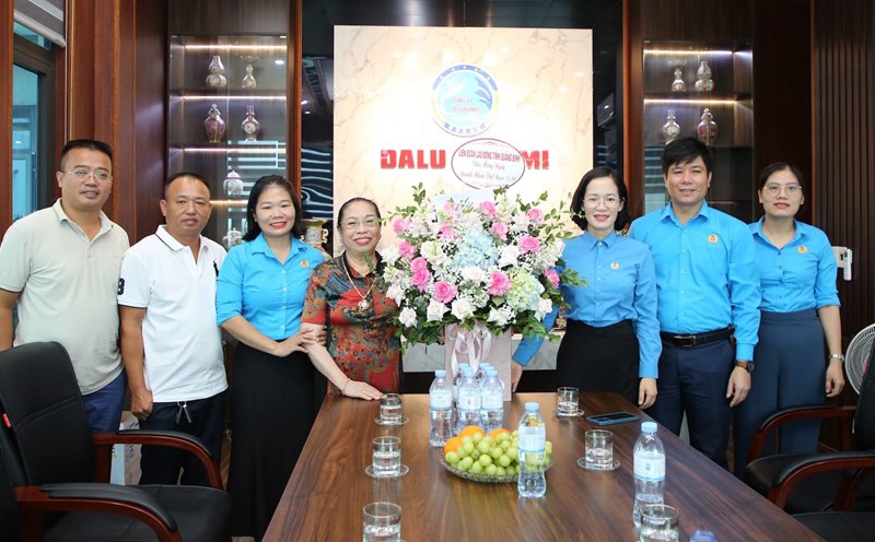 Quang Binh Provincial Labor Federation presents flowers and gifts to Song Giang Seafood Joint Stock Company on the occasion of Vietnamese Entrepreneurs' Day. Photo: Cong Sang