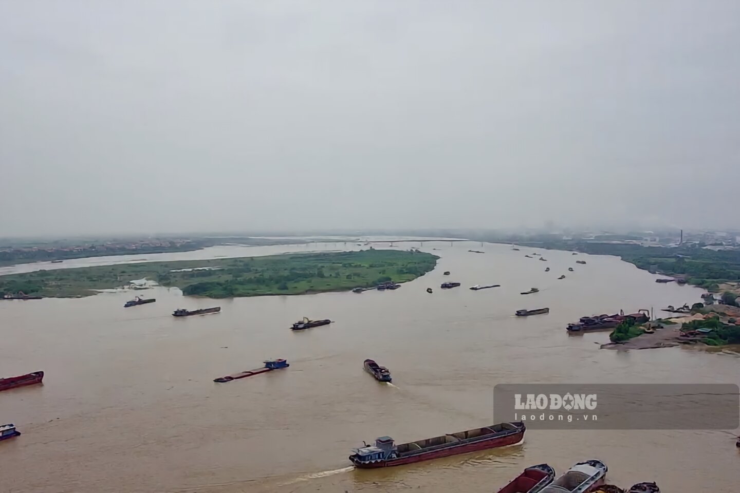 A sand mine on the Red River in Phu Tho will stop exploitation. Photo of the Red River passing through Phu Tho province: To Cong.