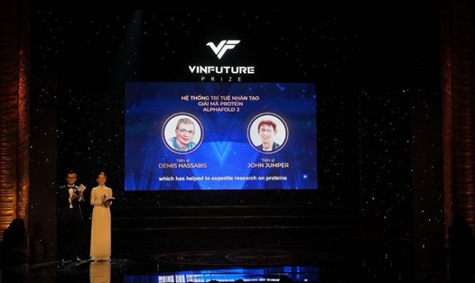 Hai chủ nhân Giải thưởng VinFuture nhận giải Nobel Hóa học 2024 vì tạo nên mô hình AI dự đoán cấu trúc protein.