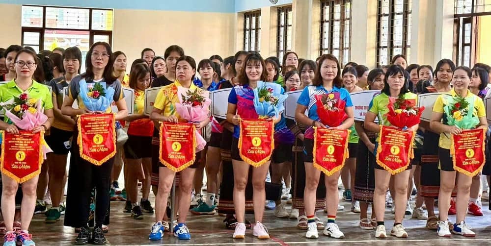 Các đội nhận cờ lưu niệm của Ban tổ chức giải bóng chuyền. Ảnh: Thanh Tuấn