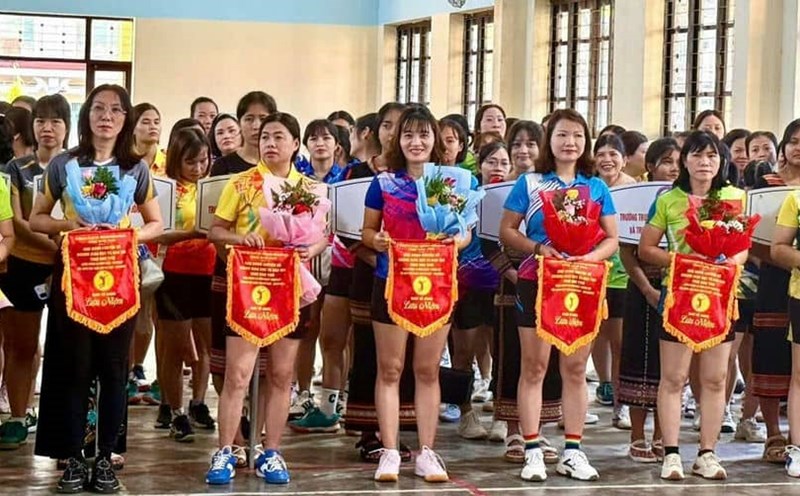The teams received souvenir flags from the Volleyball Tournament Organizing Committee. Photo: Thanh Tuan
