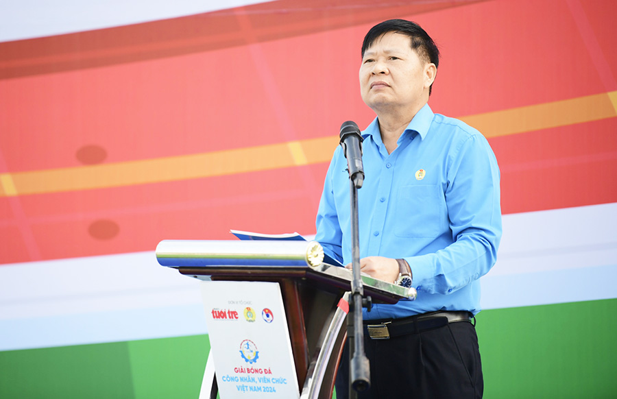 Phó Chủ tịch Tổng LĐLĐ Việt Nam Phan Văn Anh phát biểu khai mạc Vòng loại khu vực 2, Giải Bóng đá công nhân, viên chức Việt Nam 2024. Ảnh: Quang Đại