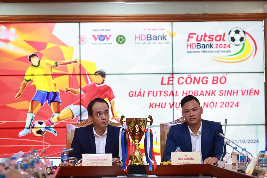 Mr. Pham Thanh Sang - Head of the Hanoi Student Futsal Tournament 2024 and Mr. Dao Tien Dan - General Secretary of the Hanoi University & Professional Sports Association at the tournament announcement ceremony. Photo: Organizing Committee