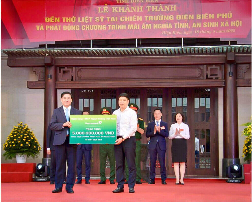 Dong chi Hong Quang - Uy vien BTV Dang uy, Thanh vien HDQT kiem Giam doc Khoi Nhan su, Chu tich Cong doan Vietcombank (hang dau ben phai) da trao so tien 5 ti dong dong gop trong Chuong trinh “Mai am nghia tinh, an sinh xa hoi”.