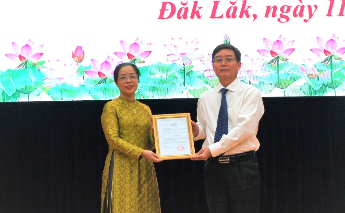 Ms. Huynh Thi Chien Hoa received the Decision of the Central Party Secretariat. Photo: Xuan Nguyen