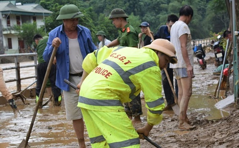 Police forces help people overcome the consequences of storms and floods. Photo: Ministry of Public Security
