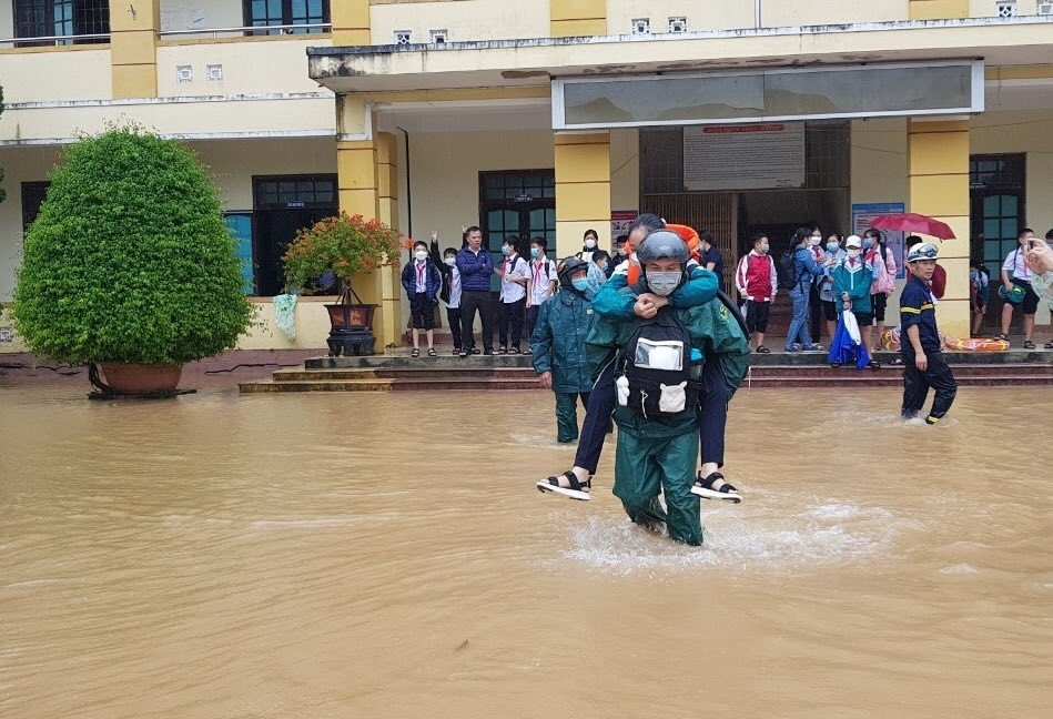 Evacuating students from areas affected by natural disasters. Photo: Hung Tho