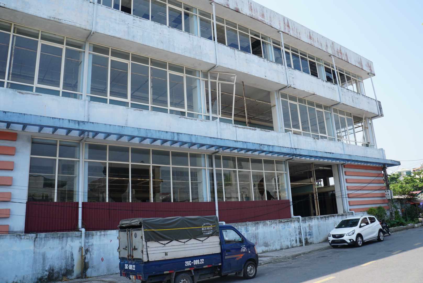 Abandoned shopping center for 10 years. Photo: Cong Hoa