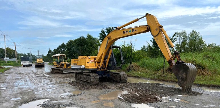 On October 11, the contractor officially started construction of the access road to Tran Van Som Bridge, ending the difficulty of people traveling across this road. Photo: Nhat Ho