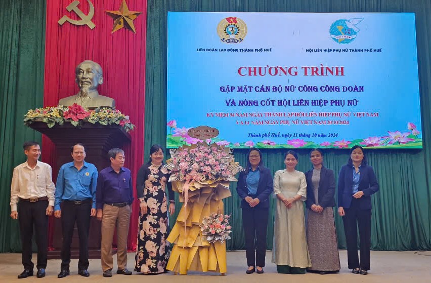 Giving flowers to congratulate the grassroots trade unions. Photo: Quang An.