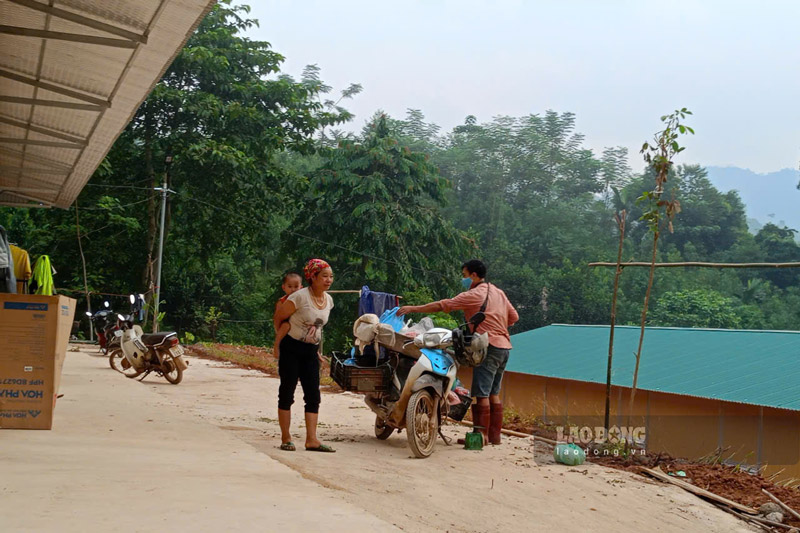 Nhịp sống ở thôn Làng Nủ dường như diễn ra chậm hơn sau bão lũ. Ảnh: Đinh Đại