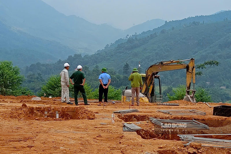 Máy móc, nhân lực được huy động để gấp rút hoàn thiện khu tái định cư trước ngày 31.12 theo chỉ đạo của Thủ tướng Chính phủ. Ảnh: Đinh Đại