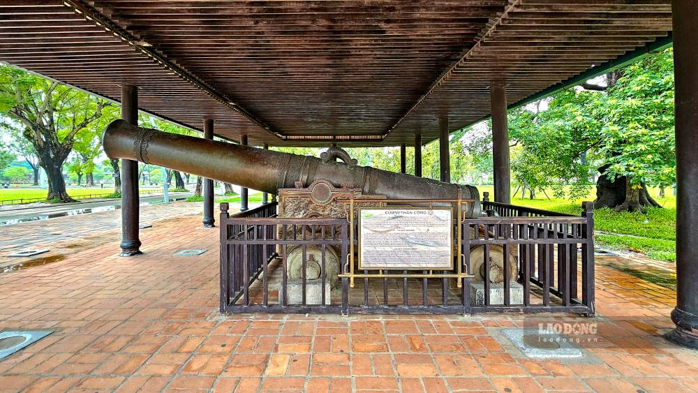 Duoc biet, mot khoi luong dong lon thu duoc tu nhung vu khi cua nha Tay Son da duoc vua Gia Long cho nguoi dem nau chay, duc thanh 9 khau phao lon, xem nhu mot chien loi pham tuong trung cho vuong trieu moi.