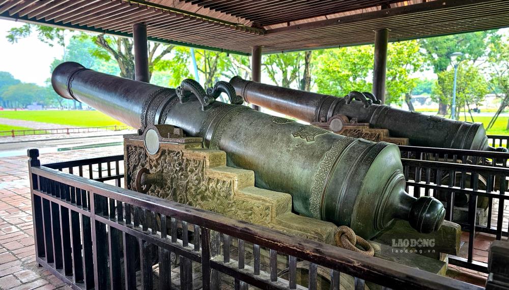 Tren moi khau than cong duoc khac ten theo thu tu tuong ung voi Tu thoi va Ngu hanh. 4 khau ben trai (huong cua The Nhon) co thu tu tu 1 den 4 la: Xuan, Ha, Thu, Dong. 5 khau ben phai (huong cua Quang Duc) co thu tu tu 5 den 9 la: Kim, Moc, Thuy, Hoa, Tho. 