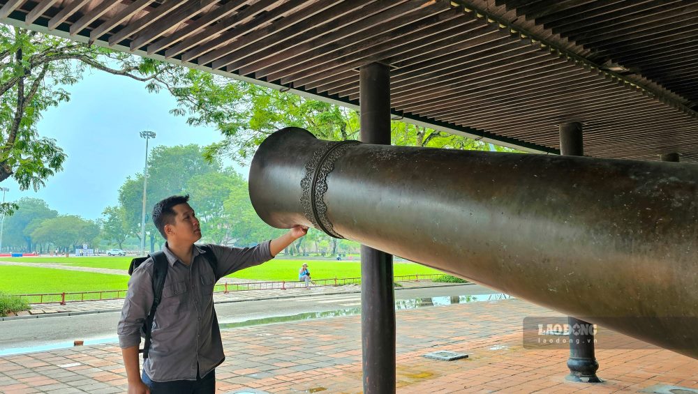  Hien 9 khau dai phao nay van dang duoc trung dat 2 o noi la cua The Nhon va cua Quang Duc (ben trong Kinh thanh Hue). Bat ky ai khi di chuyen vao Kinh thanh bang 2 cua thanh tren se bat gap Cuu vi Than cong huong ve quang truong Ngo Mon. 