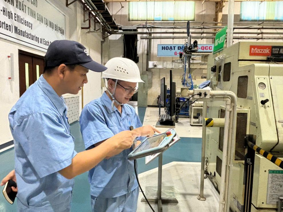 Mỗi CNLĐ đều được Công đoàn tuyên truyền, giáo dục và tạo động lực hăng say cống hiến trí tuệ cho đơn vị. Ảnh: Mạnh Quân