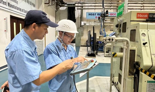 Mỗi CNLĐ đều được Công đoàn tuyên truyền, giáo dục và tạo động lực hăng say cống hiến trí tuệ cho đơn vị. Ảnh: Mạnh Quân