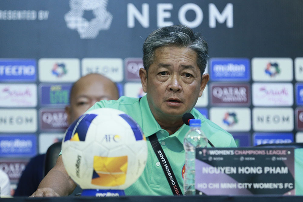 Coach Nguyen Hong Pham attended the press conference on the afternoon of October 11. Photo: VFF