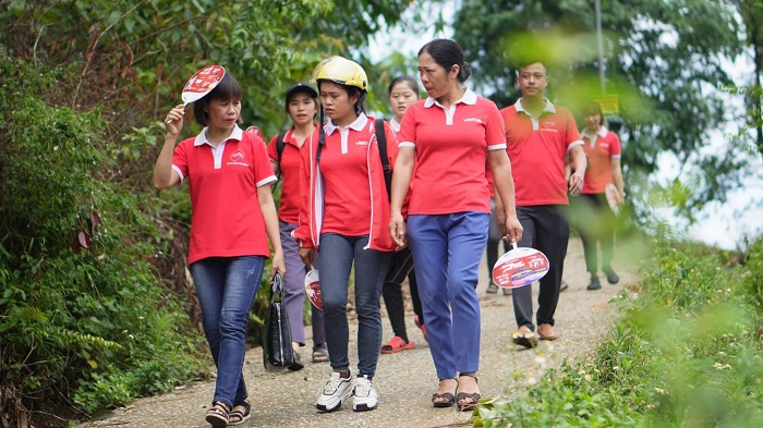 Di tu ngo, go cua tung nha, ra tung nguoi- la cach lam quyet liet cua Viettel Telecom nham som hoan thanh chuong trinh chuyen doi 2G len 4G. Anh: Viettel