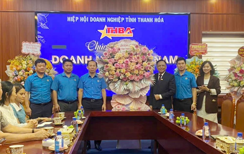 Doan cong tac cua LDLD tinh Thanh Hoa tham, chuc mung Hiep hoi doanh nghiep tinh Thanh Hoa. Anh: Ngoc Tuan