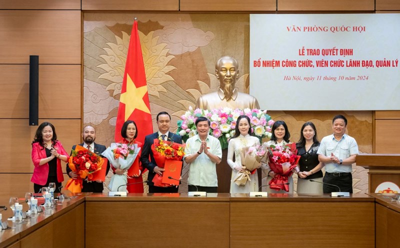 Ceremony to award decisions to appoint civil servants, public employees, and management leaders of the National Assembly Office. Photo: Pham Thang