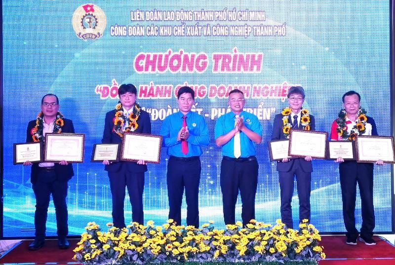 Leaders of the Ho Chi Minh City Labor Federation and the Trade Union of Ho Chi Minh City Export Processing and Industrial Zones honored business owners who strictly followed the law and took good care of their workers. Photo: Nam Duong