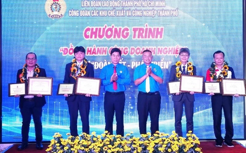 Leaders of the Ho Chi Minh City Labor Federation and the Trade Union of Ho Chi Minh City Export Processing and Industrial Zones honored business owners who strictly followed the law and took good care of their workers. Photo: Nam Duong