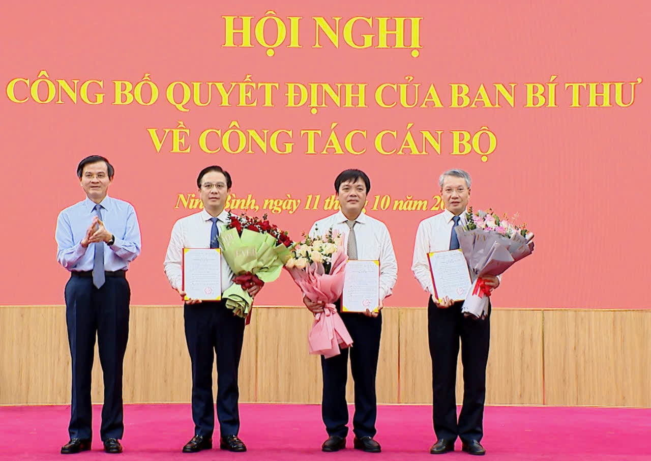 Mr. Doan Minh Huan - Secretary of Ninh Binh Provincial Party Committee presented the Decision and presented flowers to congratulate Mr. Dang Thai Son, Nguyen Thanh Thuy and Pham Ngoc Canh on being appointed to the Executive Committee of the Ninh Binh Provincial Party Committee for the 2020-2025 term. Photo: Nguyen Truong