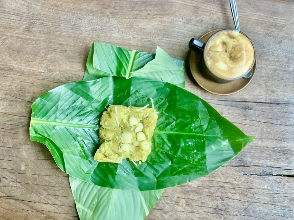 Sticky rice with green rice becomes a highlight for the autumn season in Hanoi.