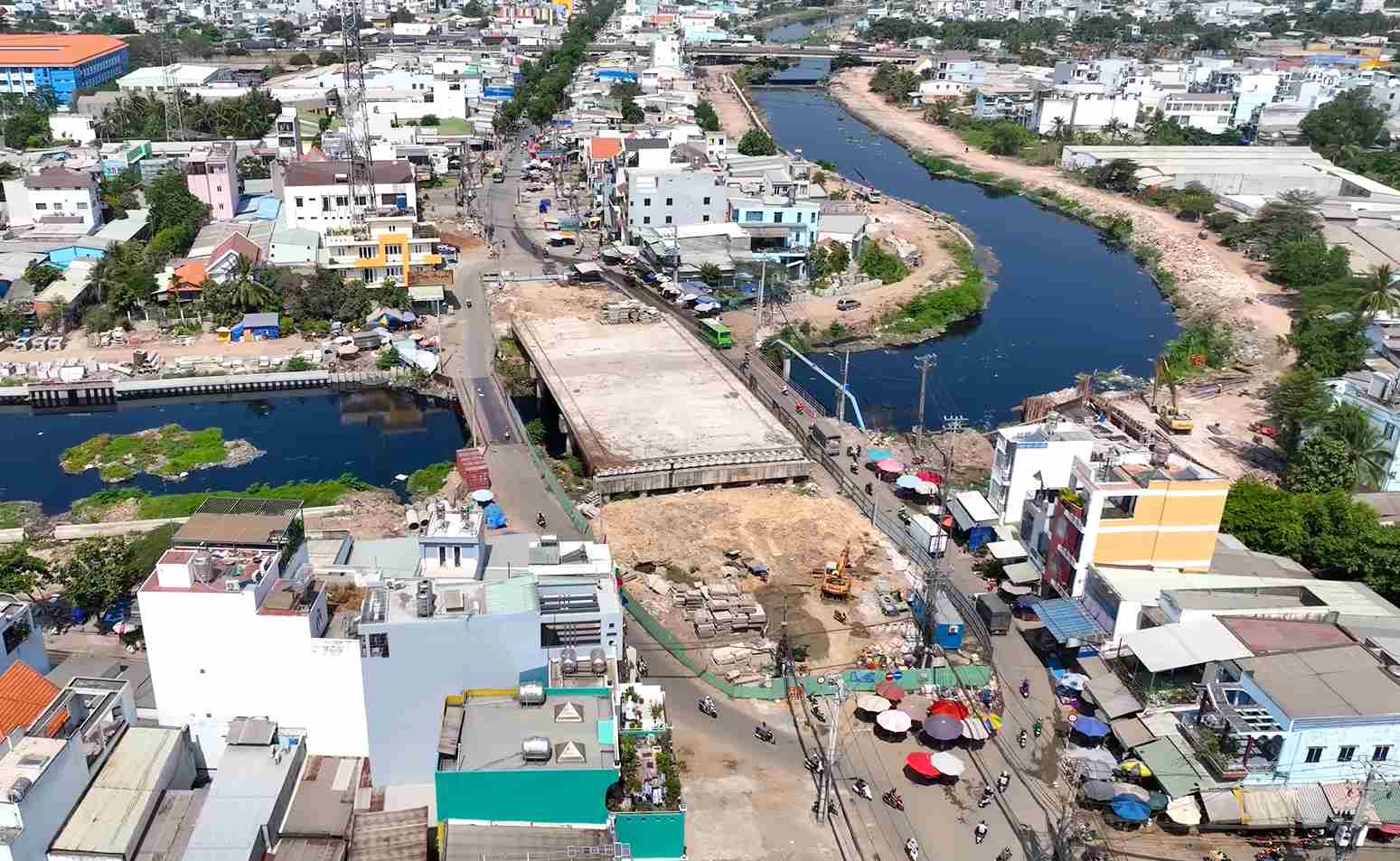 Currently, on Tham Luong - Ben Cat canal through Binh Tan district, Ba Hom bridge is under construction. Photo: Minh Quan