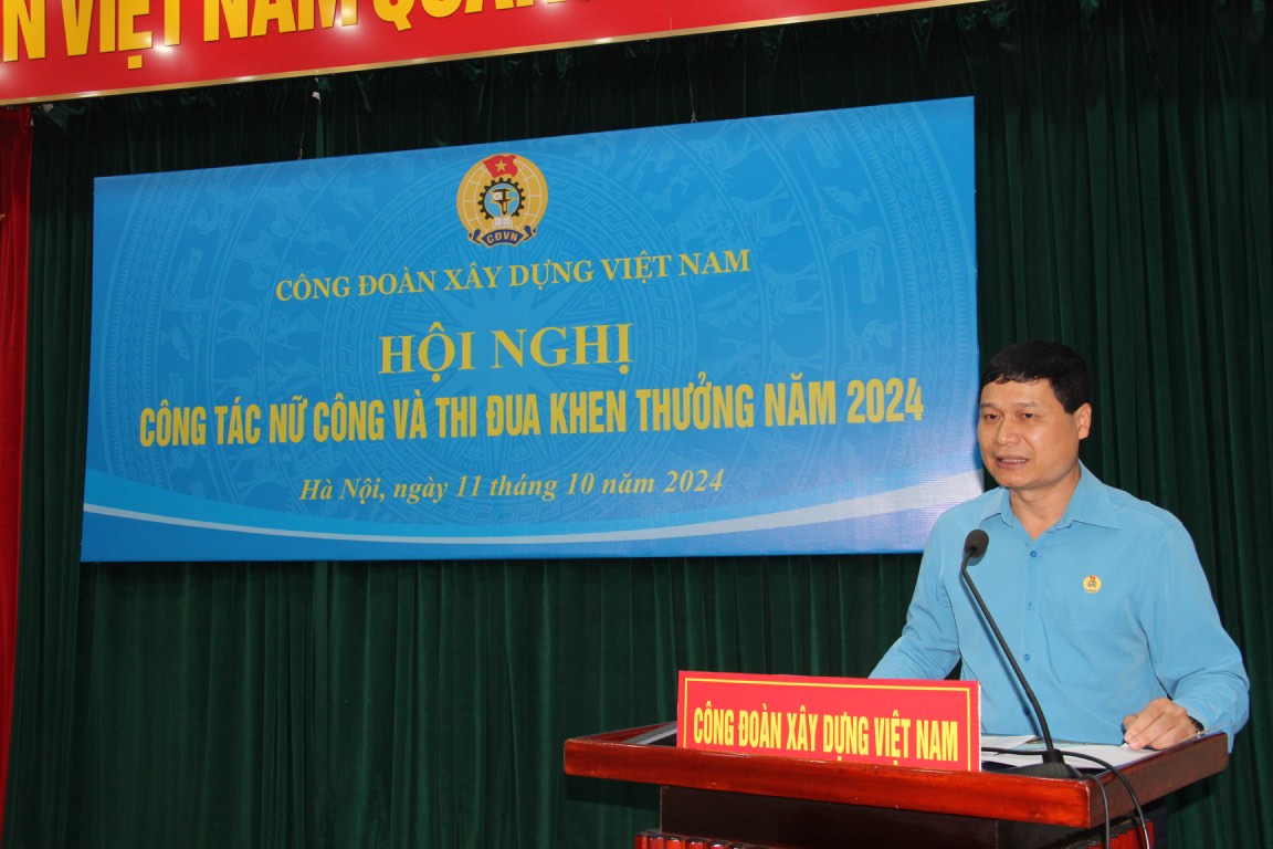Mr. Nguyen Thanh Tung - Chairman of Vietnam Construction Trade Union - speaking at the conference. Photo: Manh Tung