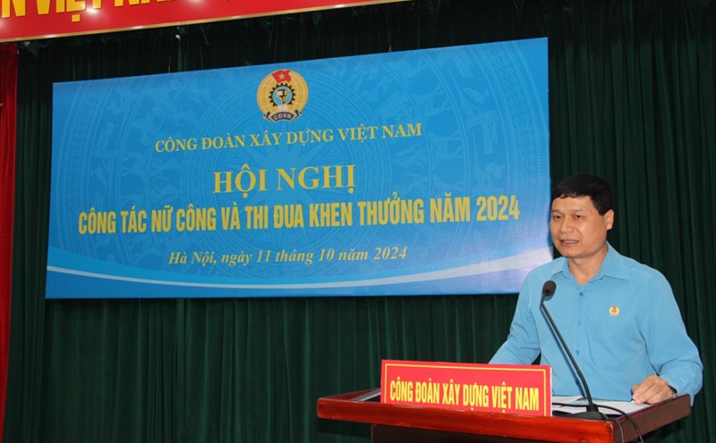Mr. Nguyen Thanh Tung - Chairman of Vietnam Construction Trade Union - speaking at the conference. Photo: Manh Tung