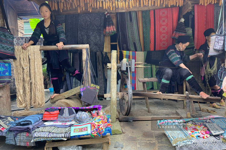 This festival aims to promote brocade products typical of ethnic groups in Lao Cai province. Photo: Dinh Dai