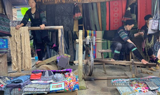 Festival lần này để quảng bá các sản phẩm thổ cẩm đặc trưng của các dân tộc trên địa bàn tỉnh Lào Cai. Ảnh: Đinh Đại