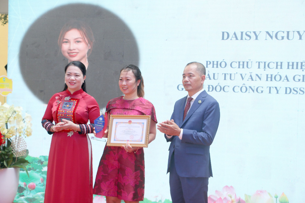 Ms. Daisy Nguyen Le Van received a Certificate of Merit from the Committee on Overseas Vietnamese in Ho Chi Minh City.