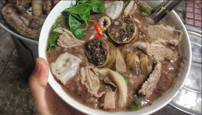 Tô cháo lòng ăn cùng rau thơm, xì dầu hoặc nước mắm tỏi ớt, tiêu… Ảnh: Foody