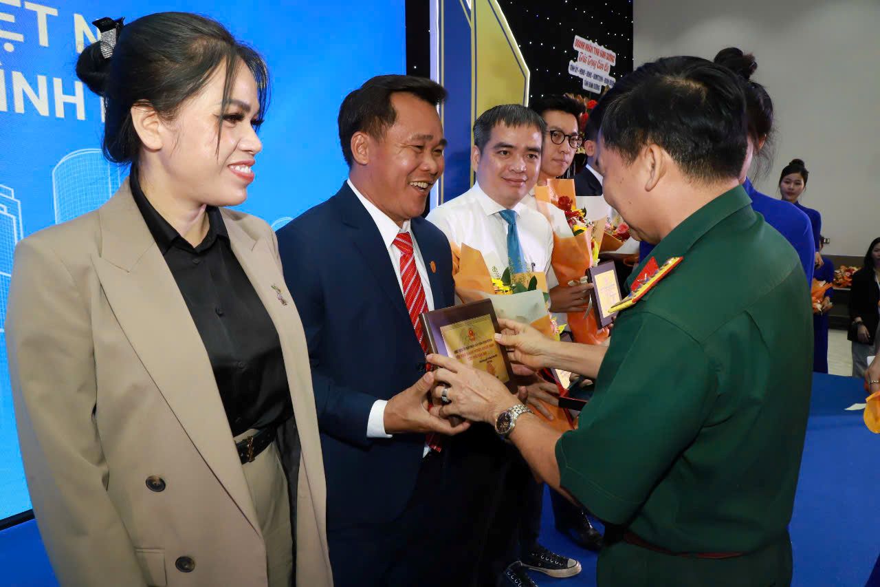 Binh Duong province commends and honors outstanding businesses. Photo: Quoc Chien
