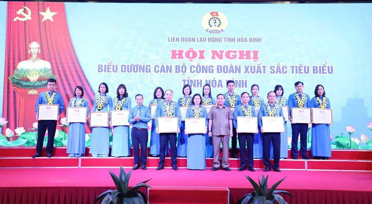Hoa Binh Provincial Federation of Labor held a conference to honor outstanding union officials in the emulation movement "Good workers, creative workers". Photo: Pham Cuong