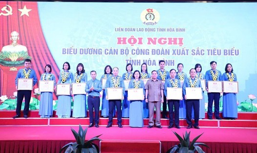 LĐLĐ tỉnh Hòa Bình hội nghị biểu dương cán bộ công đoàn tiêu biểu trong phong trào thi đua “Lao động giỏi, lao động sáng tạo”. Ảnh: Phạm Cường