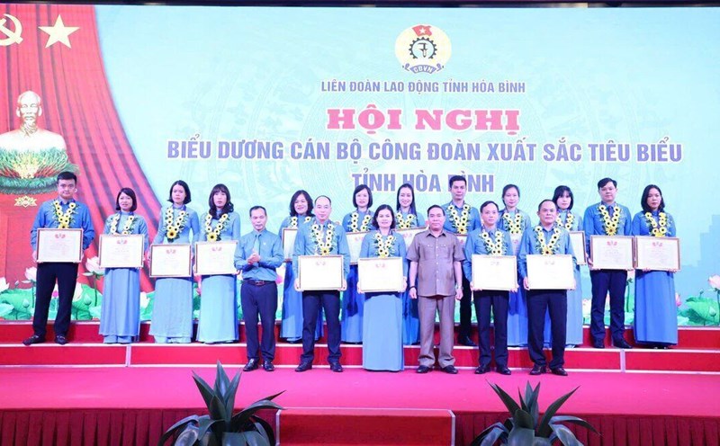 Hoa Binh Provincial Federation of Labor held a conference to honor outstanding union officials in the emulation movement "Good workers, creative workers". Photo: Pham Cuong