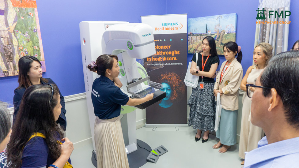 Siemens representative explains how the 3D Mammography machine with Transpara AI technology works. Photo: DN provided